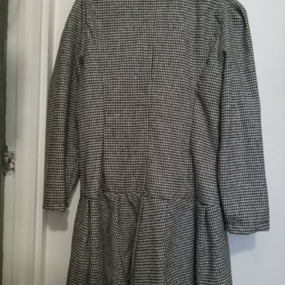 Beautiful houndstooth coat with a skirt at the back, double row of buttons... - Picture 7 of 16